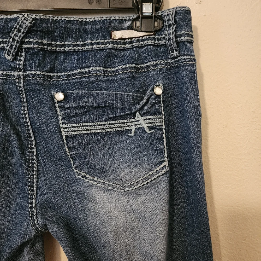Woman's Ripped Jeans - Picture 10 of 10